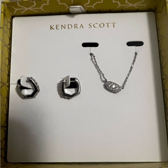 Brand new!! Kendra Scott  GFT SET a pair of earrings hoops and a necklace - Picture 4 of 8